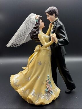Vintage Romantic Bride & Groom Wedding Cake Topper - Yellow Wedding Dress